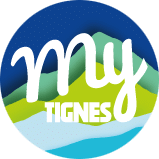 Logo circulaire affichant « my TIGNES » en blanc, superposé sur un paysage stylisé de montagnes vertes sous un ciel étoilé bleu foncé et de l'eau claire en bas.