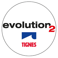 Au centre d'un cercle blanc, "evolution²" (noir, "²" rouge) est superposé à un emblème bleu et blanc de vague, lui-même au-dessus de "TIGNES" (rouge).